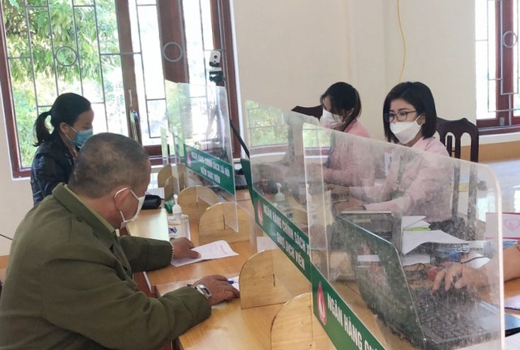 Cán bộ tín dụng Ngân hàng CSXH huyện Mai Châu (Hòa Bình) tạo điều kiện thuận lợi cho khách hàng tiếp cận nguồn vốn chính sách. Cán bộ tín dụng Ngân hàng CSXH huyện Mai Châu (Hòa Bình) tạo điều kiện thuận lợi cho khách hàng tiếp cận nguồn vốn chính sách.