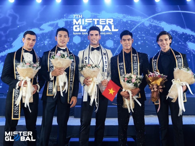 Danh Chiếu Linh (thứ hai từ phải sang) b&amp;ecirc;n nam vương v&amp;agrave; c&amp;aacute;c &amp;aacute; vương của Mister Global 2022