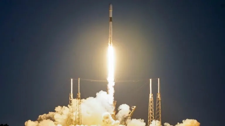 Một t&amp;ecirc;n lửa SpaceX Falcon 9 cất c&amp;aacute;nh từ Cape Canaveral, Florida, ở Mỹ, v&amp;agrave;o th&amp;aacute;ng 1 năm 2022. &amp;copy; AP