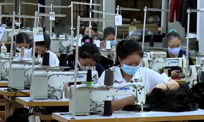 C&amp;ocirc;ng nh&amp;acirc;n C&amp;ocirc;ng ty cổ phần May H&amp;ugrave;ng Vương sản xuất sản phẩm