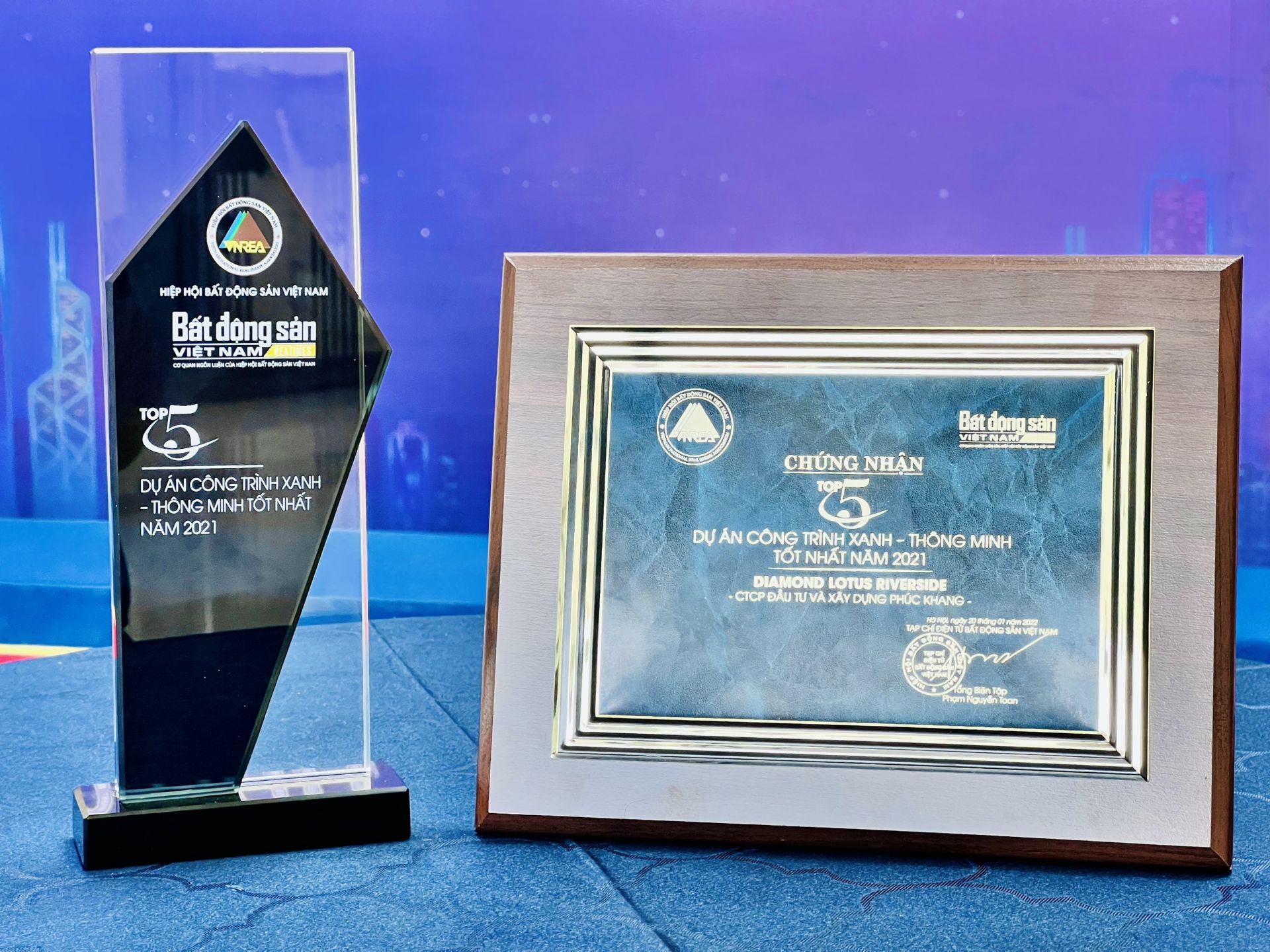 C&amp;uacute;p v&amp;agrave; chứng nhận danh hiệu Top 5 dự &amp;aacute;n c&amp;ocirc;ng tr&amp;igrave;nh xanh &amp;ndash; th&amp;ocirc;ng minh tốt nhất năm 2021 cho Diamond Lotus Riverside của Phuc Khang Corporation