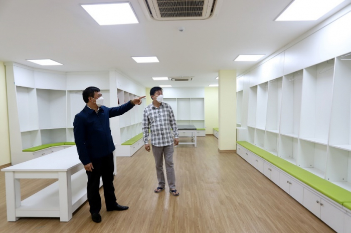 Đại diện Sở Văn h&amp;oacute;a - Thể thao v&amp;agrave; Du lịch kiểm tra hạng mục ph&amp;ograve;ng thay đồ của c&amp;aacute;c cầu thủ