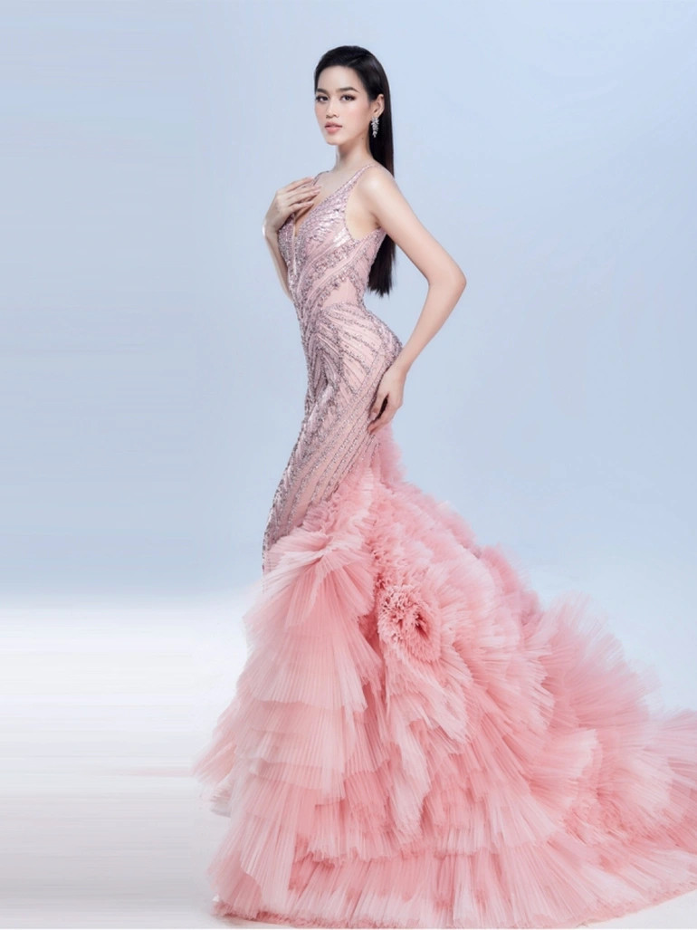 Đỗ Thị H&amp;agrave; trong trang phục dạ hội