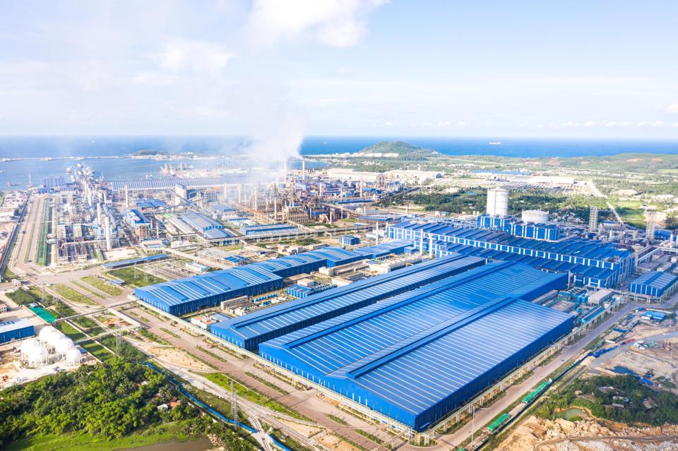 Dự &amp;aacute;n khu li&amp;ecirc;n hợp sản xuất gang th&amp;eacute;p H&amp;ograve;a Ph&amp;aacute;t Dung Quất 1, diện t&amp;iacute;ch tr&amp;ecirc;n 340ha, c&amp;ocirc;ng suất thiết kế 4 triệu tấn/năm, tổng mức đầu tư 60.000 tỷ đồng. Đến thời điểm hiện tại, to&amp;agrave;n bộ dự &amp;aacute;n đ&amp;atilde; đi v&amp;agrave;o hoạt động thu h&amp;uacute;t gần 14 ngh&amp;igrave;n lao động.