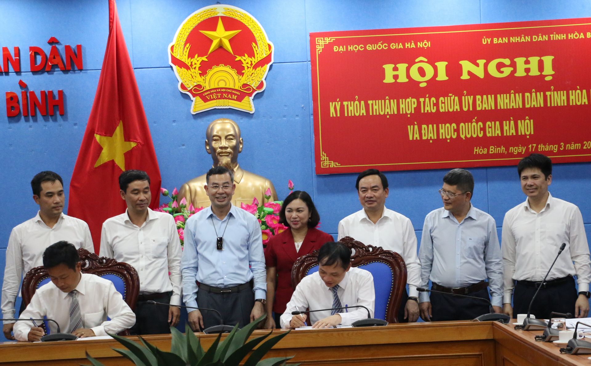&amp;Ocirc;ng Ng&amp;ocirc; Văn Tuấn, Ủy vi&amp;ecirc;n BCH T.Ư Đảng, B&amp;iacute; thư Tỉnh ủy H&amp;ograve;a B&amp;igrave;nh v&amp;agrave; c&amp;aacute;c đại biểu chứng kiến UBND tỉnh v&amp;agrave; Đại học Quốc gia H&amp;agrave; Nội k&amp;yacute; thỏa thuận hợp t&amp;aacute;c.