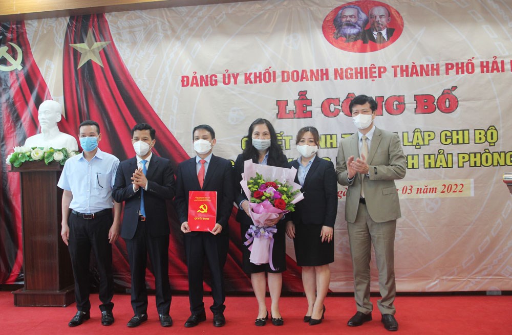 Đồng ch&amp;iacute; Đỗ Quảng Khoa, B&amp;iacute; thư Đảng uỷ Khối Doanh nghiệp th&amp;agrave;nh phố trao Quyết định v&amp;agrave; tặng ho&amp;agrave; ch&amp;uacute;c mừng Chi bộ .