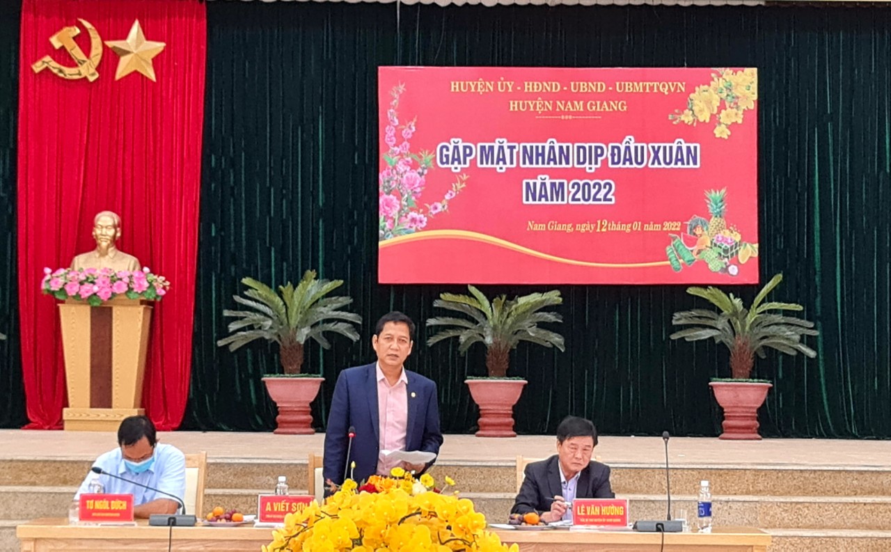 &amp;Ocirc;ng A Viết Sơn - Ph&amp;oacute; B&amp;iacute; thư huyện ủy - Chủ tịch UBND huyện Nam Giang chia sẻ với b&amp;aacute;o ch&amp;iacute; tại b&amp;aacute;o ch&amp;iacute; nh&amp;acirc;n dịp năm mới.