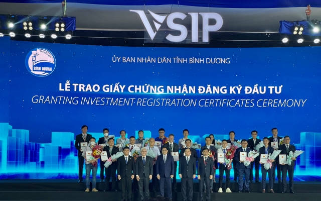 Lễ trao giấy chứng nhận đầu tư với đại diện l&amp;atilde;nh đạo tỉnh B&amp;igrave;nh Dương