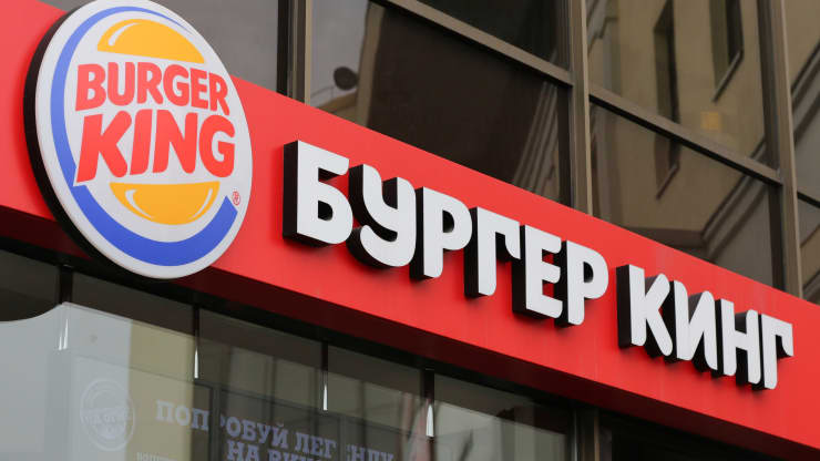 T&amp;ecirc;n Burger King xuất hiện bằng tiếng Nga b&amp;ecirc;n ngo&amp;agrave;i một nh&amp;agrave; h&amp;agrave;ng thức ăn nhanh Burger King ở Moscow, Nga, v&amp;agrave;o thứ S&amp;aacute;u, ng&amp;agrave;y 5 th&amp;aacute;ng 4 năm 2013.