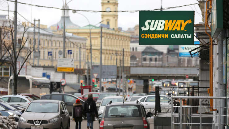 T&amp;ecirc;n Subway xuất hiện bằng tiếng Nga tr&amp;ecirc;n bảng hiệu b&amp;ecirc;n ngo&amp;agrave;i một nh&amp;agrave; h&amp;agrave;ng thức ăn nhanh Subway ở Moscow, Nga, v&amp;agrave;o Chủ nhật, ng&amp;agrave;y 7 th&amp;aacute;ng 4 năm 2013.