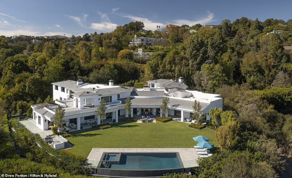 Cận cảnh dinh thự 50 triệu USD của cặp đôi Jennifer Lopez và Ben Affleck