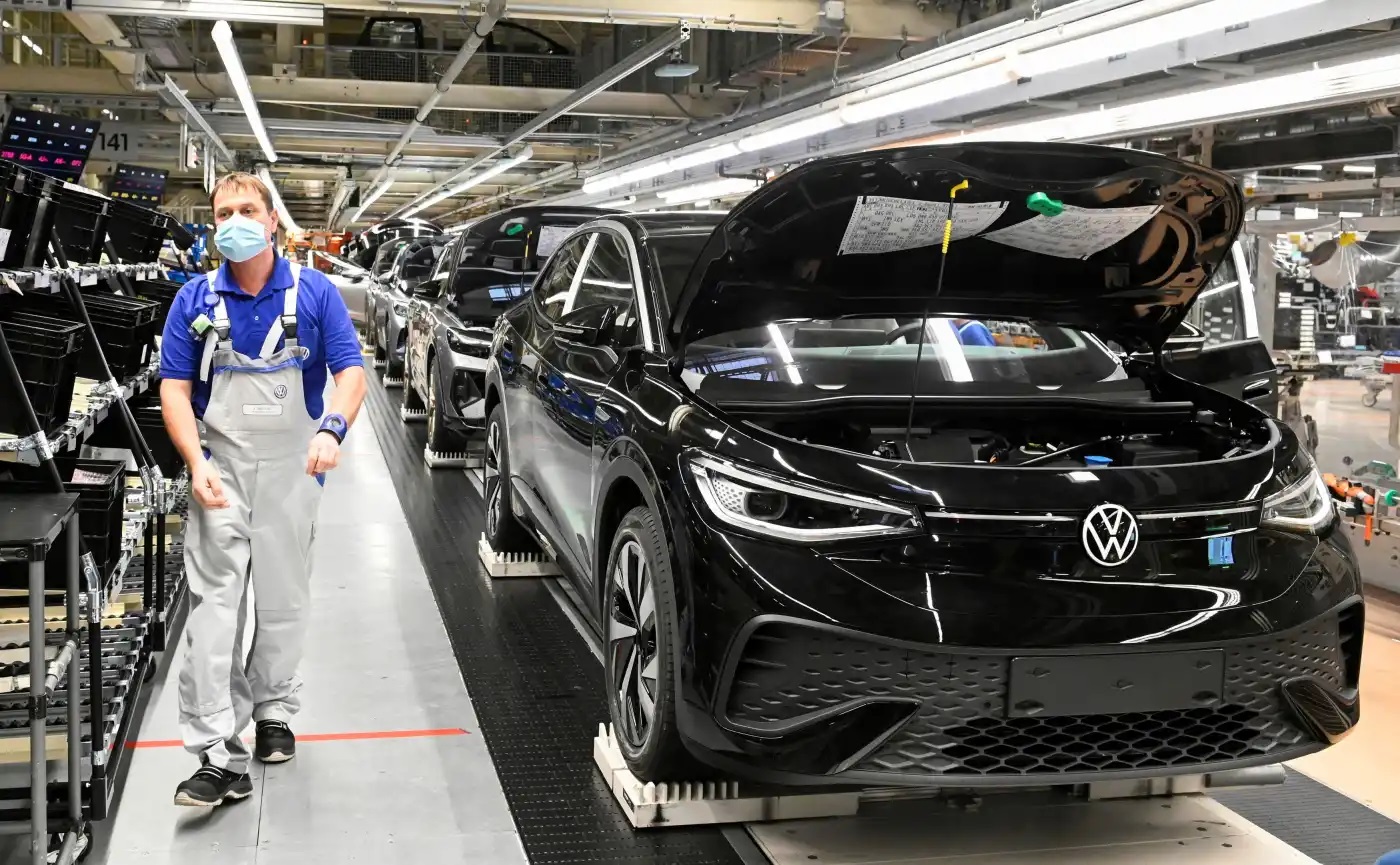 Xe điện ID.5 lăn b&amp;aacute;nh khỏi d&amp;acirc;y chuyền lắp r&amp;aacute;p tại nh&amp;agrave; m&amp;aacute;y Volkswagen ở Đức v&amp;agrave;o ng&amp;agrave;y 27 th&amp;aacute;ng 1. &amp;copy; Reuters