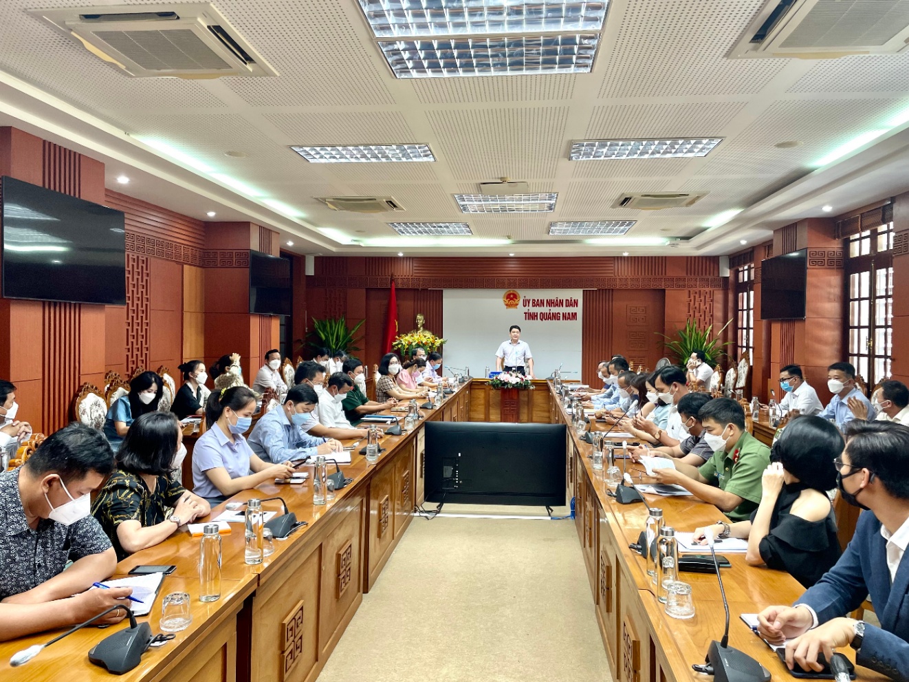 Quang cảnh cuộc họp.