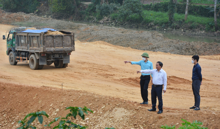 Hội đồng Đền b&amp;ugrave; Giải ph&amp;oacute;ng mặt bằng huyện Tam N&amp;ocirc;ng v&amp;agrave; l&amp;atilde;nh đạo x&amp;atilde; Lam Sơn kiểm tra thực tế khu vực thu hồi đất thực hiện dự &amp;aacute;n Đường giao th&amp;ocirc;ng li&amp;ecirc;n v&amp;ugrave;ng