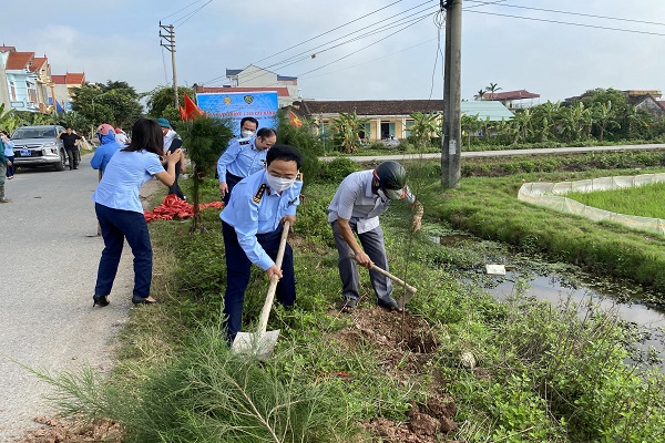 &amp;Ocirc;ng L&amp;ecirc; Ngọc An, Ph&amp;oacute; Cục trưởng phụ tr&amp;aacute;ch Cục quản l&amp;yacute; thị trường tỉnh Nam Định trong lễ ra qu&amp;acirc;n trồng 1000 c&amp;acirc;y xanh