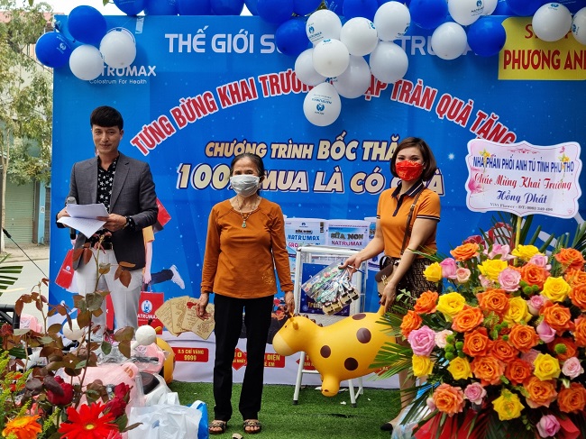 Kh&amp;aacute;ch h&amp;agrave;ng bốc thăm tr&amp;uacute;ng thưởng tại chương tr&amp;igrave;nh &amp;ldquo;Tưng bừng khai trương - Nhận ng&amp;agrave;n qu&amp;agrave; tặng&amp;rdquo;,