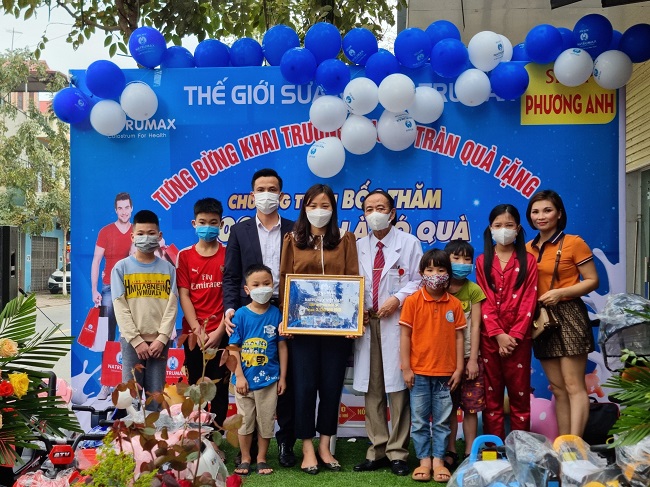 Đại diện Natrumax Việt Nam trao qu&amp;agrave; cho c&amp;aacute;c em nhỏ c&amp;oacute; ho&amp;agrave;n cảnh kh&amp;oacute; khăn