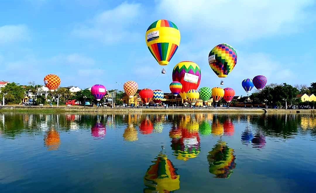 M&amp;atilde;n nh&amp;atilde;n hội khinh kh&amp;iacute; cầu diễn ra trong hai ng&amp;agrave;y 25 v&amp;agrave; 26/3 tại quảng trường s&amp;ocirc;ng Ho&amp;agrave;i, TP Hội An.