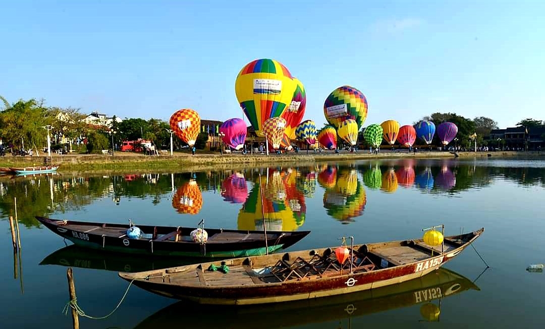 17 quả khinh kh&amp;iacute; cầu đủ m&amp;agrave;u sắc, k&amp;iacute;ch thước được bố tr&amp;iacute; bay treo cố định b&amp;ecirc;n d&amp;ograve;ng s&amp;ocirc;ng Ho&amp;agrave;i ở phố cổ Hội An (TP Hội An, tỉnh Quảng Nam) thu h&amp;uacute;t sự quan t&amp;acirc;m của đ&amp;ocirc;ng đảo người d&amp;acirc;n v&amp;agrave; du kh&amp;aacute;ch.