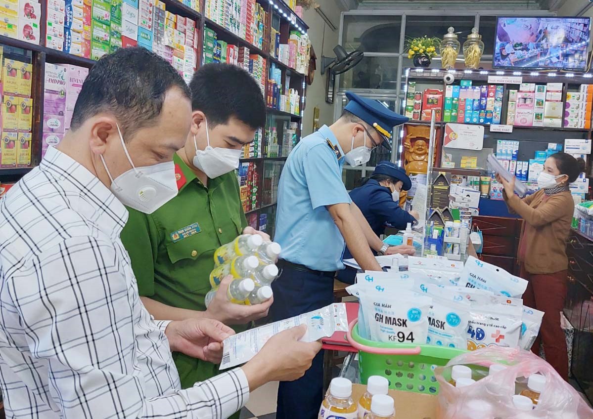 Đoàn kiểm tra liên ngành 389 tỉnh Hòa Bình kiểm tra trang thiết bị y tế phục vụ công tác phòng, chống dịch Covid-19 tại nhà thuốc Kim Khánh, tổ 9, phường Tân Thịnh (TP Hòa Bình). Đoàn kiểm tra liên ngành 389 tỉnh Hòa Bình kiểm tra trang thiết bị y tế phục vụ công tác phòng, chống dịch Covid-19 tại nhà thuốc Kim Khánh, tổ 9, phường Tân Thịnh (TP Hòa Bình).