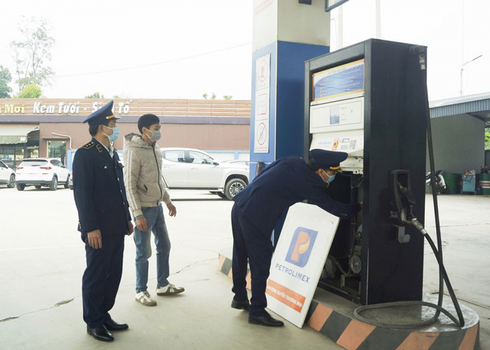 Đội Quản l&amp;yacute; thị trường số 3 kiểm tra hoạt động kinh doanh của Cửa h&amp;agrave;ng xăng dầu H&amp;agrave;o Hưng (thị trấn Đoan H&amp;ugrave;ng, huyện Đoan H&amp;ugrave;ng)