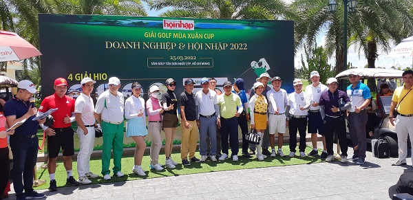 C&amp;aacute;c golfer - doanh nh&amp;acirc;n chụp ảnh lưu nieemh trước khi bước v&amp;agrave;o giải đấu