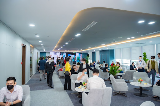 Kh&amp;aacute;ch h&amp;agrave;ng trải nghiệm dịch vụ của KSFinance trong ng&amp;agrave;y khai trương văn ph&amp;ograve;ng