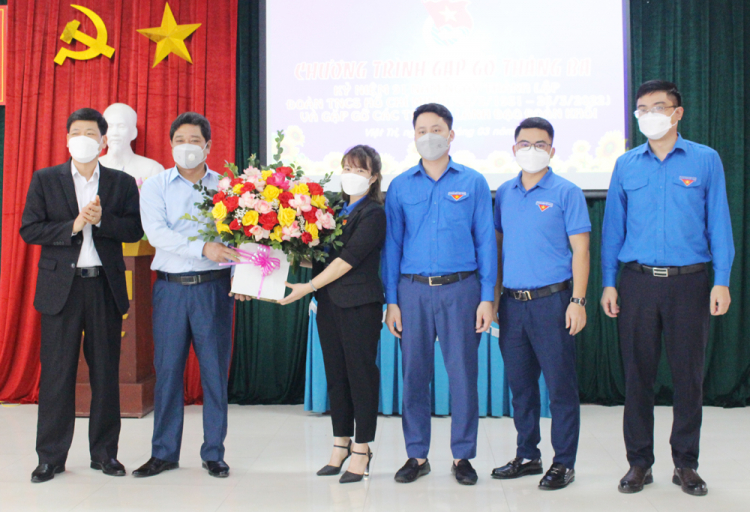 Đại diện l&amp;atilde;nh đạo Đảng ủy Khối c&amp;aacute;c cơ quan tỉnh Ph&amp;uacute; Thọ tặng hoa ch&amp;uacute;c mừng BTV Đo&amp;agrave;n khối c&amp;aacute;c cơ quan tỉnh nh&amp;acirc;n kỷ niệm 91 năm ng&amp;agrave;y th&amp;agrave;nh lập Đo&amp;agrave;n TNCS Hồ Ch&amp;iacute; Minh.