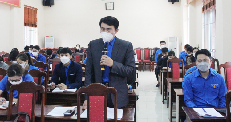 Đại diện Đo&amp;agrave;n thanh ni&amp;ecirc;n C&amp;ocirc;ng ty cổ phần Supe phốt ph&amp;aacute;t v&amp;agrave; H&amp;oacute;a chất L&amp;acirc;m Thao g&amp;oacute;p &amp;yacute; v&amp;agrave;o dự thảo B&amp;aacute;o c&amp;aacute;o ch&amp;iacute;nh trị