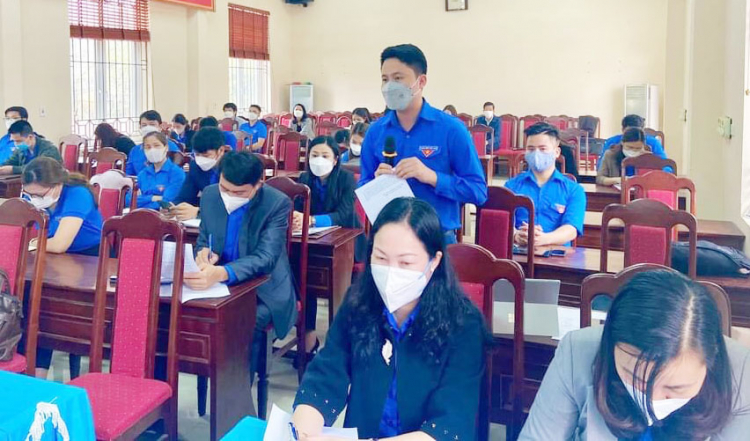 Đại diện Đo&amp;agrave;n Khối c&amp;aacute;c cơ quan tỉnh g&amp;oacute;p &amp;yacute; v&amp;agrave;o dự thảo B&amp;aacute;o c&amp;aacute;o ch&amp;iacute;nh trị