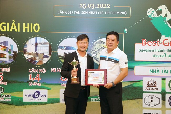 Ông Vũ Đô - Giám Đốc kinh doanh đại diện Tân Hoàng Long SG nhận bảng Vinh danh tại giải golf Mùa Xuân Ông Vũ Đô - Giám Đốc kinh doanh đại diện Tân Hoàng Long SG nhận bảng Vinh danh tại giải golf Mùa Xuân