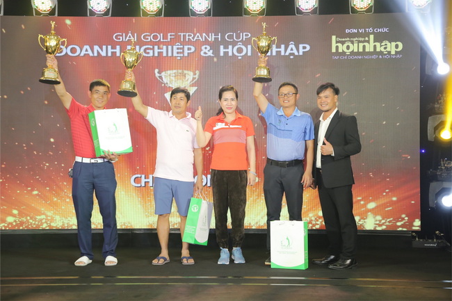 Ông Vũ Đô đại diện nhà tài trợ trao Cup và quà cho các golfer tại giải golf Mùa Xuân Ông Vũ Đô đại diện nhà tài trợ trao Cup và quà cho các golfer tại giải golf Mùa Xuân
