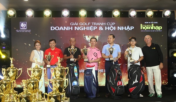 Ban tổ chức Giải Golf M&amp;ugrave;a Xu&amp;acirc;n Cup Doanh nghiệp &amp;amp; Hội nhập 2022 vinh danh v&amp;agrave; trao Giải Kỹ thuật cho c&amp;aacute;c golfer - doanh nh&amp;acirc;n