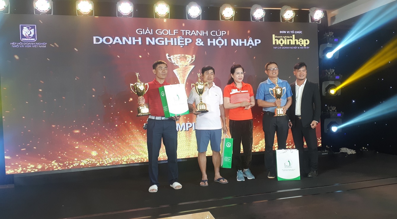 Nh&amp;agrave; b&amp;aacute;o Nguyễn Thị Thanh - Trưởng đại diện Tạp ch&amp;iacute; chi nh&amp;aacute;nh ph&amp;iacute;a Nam trao Giải Nhất cho c&amp;aacute;c Golfer Nguyễn Tấn Trung, V&amp;otilde; C&amp;ocirc;ng Ho&amp;agrave;ng v&amp;agrave; Biện Huy Hiệu