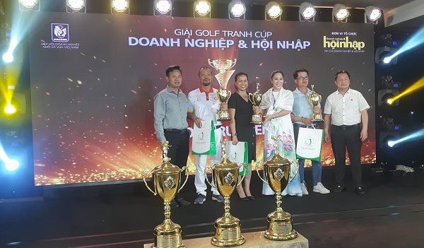 Ban tổ chức trao Giải Nh&amp;igrave; cho c&amp;aacute;c golfer Tạ Mạnh Tiến, Tr&amp;igrave;nh Mai Xu&amp;acirc;n Hưng v&amp;agrave; L&amp;ecirc; Thị Kim Trang