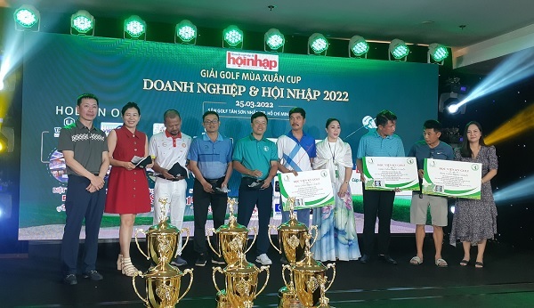 Ban tổ chức trao giải Lucky Drass với 5 phần qu&amp;agrave; gồm mũ, găng tay, voucher kh&amp;oacute;a học 10 buổi kinh nghiệm golf v&amp;agrave; 3 voucher kiểm tra y tế trị gi&amp;aacute; 2.400.000 đồng. Đ&amp;acirc;y l&amp;agrave; qu&amp;agrave; tặng đến từ C&amp;ocirc;ng ty cổ phần Golf To&amp;agrave;n Cầu v&amp;agrave; C&amp;ocirc;ng ty TNHH An Khoa Kh&amp;aacute;nh