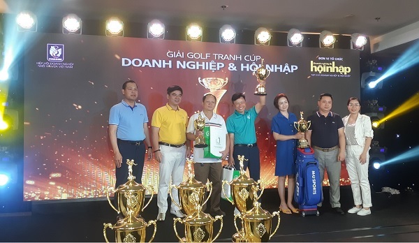 Ban tổ chức trao Giải Ba cho c&amp;aacute;c golfer Huỳnh B&amp;iacute;ch Thủy, Nguyễn Văn Quang v&amp;agrave; Phạm Thị B&amp;eacute; Lan