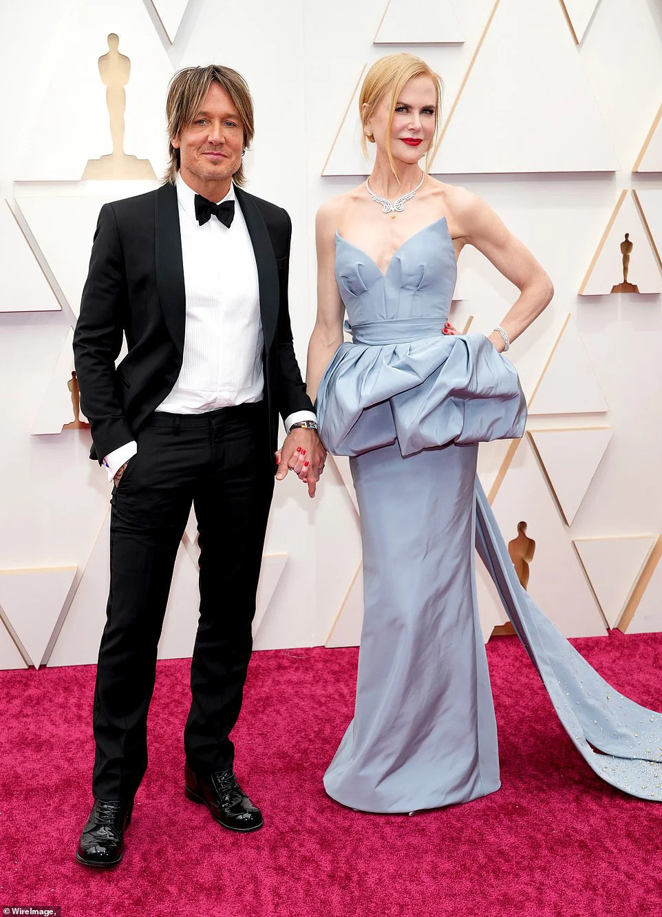 Minh tinh Nicole Kidman được chồng Keith Urban hộ tống tr&amp;ecirc;n thảm đỏ. Ứng vi&amp;ecirc;n hạng mục Nữ ch&amp;iacute;nh xuất sắc khoe vẻ đẹp sang trọng trong bộ v&amp;aacute;y xẻ ngực của Armani Priv&amp;eacute;.