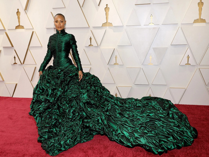 Jada Pinkett Smith diện thiết kế độc đ&amp;aacute;o của Jean Paul Gaultier Couture. C&amp;ocirc; đến ủng hộ chồng, t&amp;agrave;i tử Will Smith, nam diễn vi&amp;ecirc;n đang tiến rất gần tượng v&amp;agrave;ng d&amp;agrave;nh cho nam ch&amp;iacute;nh.