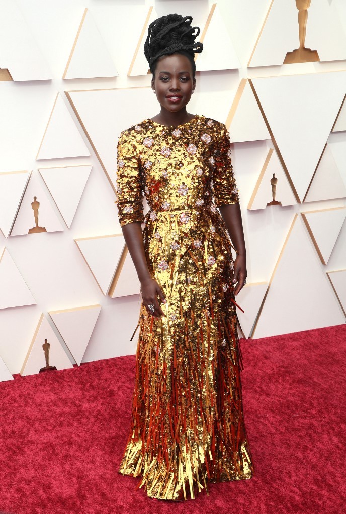 Nữ diễn vi&amp;ecirc;n da m&amp;agrave;u Lupita Nyong'o chẳng ng&amp;aacute;n những thử th&amp;aacute;ch kh&amp;oacute; nhằn, trong khi Prada lu&amp;ocirc;n đề cao t&amp;iacute;nh nghệ thuật trong từng t&amp;aacute;c phẩm thơi trang thay v&amp;igrave; chỉ đẹp đẽ v&amp;agrave; dễ l&amp;atilde;ng qu&amp;ecirc;n. Chiếc đầm &amp;aacute;nh kim v&amp;agrave;ng rực rỡ n&amp;agrave;y l&amp;agrave; một minh chứng cho thấy Lupita l&amp;agrave; nữ nh&amp;acirc;n d&amp;aacute;m chơi