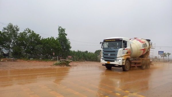 Trời mưa xuống, đoạn đường qua đoạn n&amp;agrave;y sẽ l&amp;agrave; một nguy cơ g&amp;acirc;y tai nạn giao th&amp;ocirc;ng