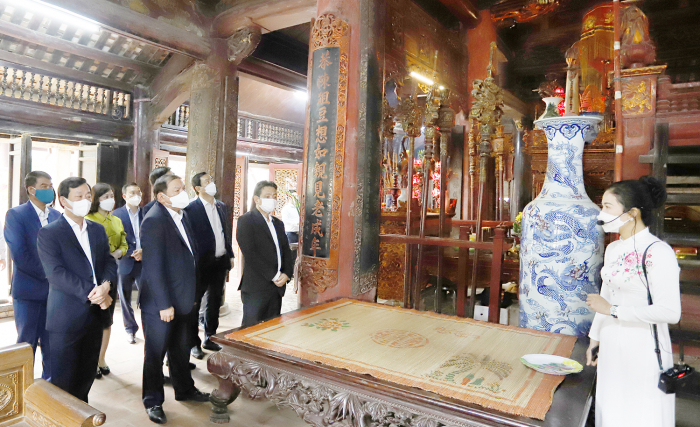 Bộ trưởng Bộ VHTT&DL- Nguyễn Văn Hùng và Chủ tịch UBND tỉnh Phú Thọ- Bùi Văn Quang cùng các đại biểu khảo sát thực tế tại đình Hùng Lô… Bộ trưởng Bộ VHTT&DL- Nguyễn Văn Hùng và Chủ tịch UBND tỉnh Phú Thọ- Bùi Văn Quang cùng các đại biểu khảo sát thực tế tại đình Hùng Lô…