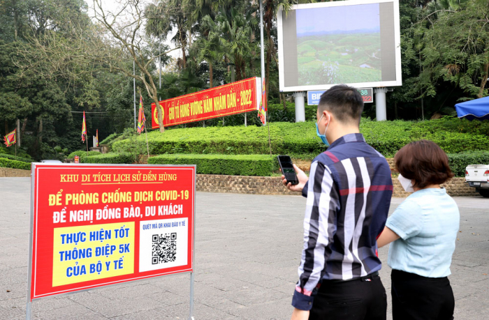 Du kh&amp;aacute;ch thực hiện thực hiện khai b&amp;aacute;o y tế khi về Đền H&amp;ugrave;ng
