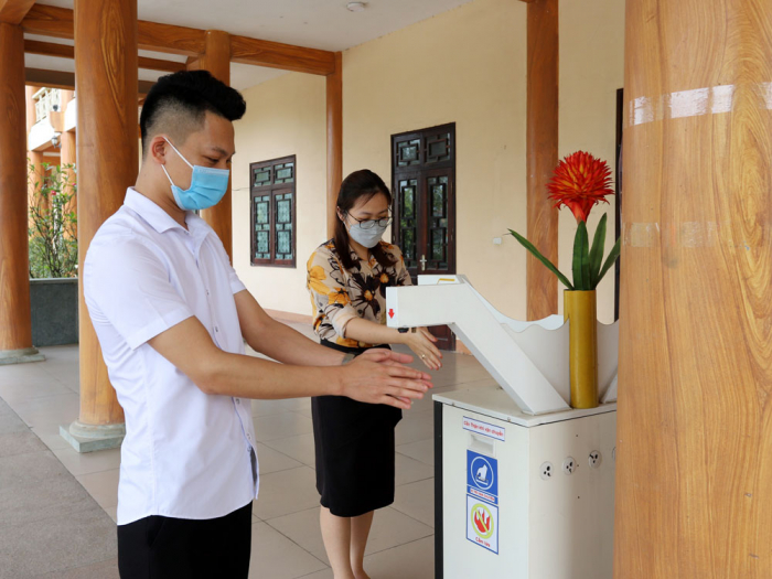 C&amp;aacute;n bộ Khu Di t&amp;iacute;ch lịch sử Đền H&amp;ugrave;ng thực hiện s&amp;aacute;t khuẩn trước khi hướng dẫn du kh&amp;aacute;ch về d&amp;acirc;ng hương