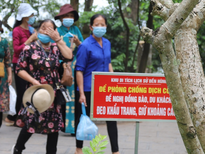 C&amp;aacute;c biển th&amp;ocirc;ng b&amp;aacute;o về ph&amp;ograve;ng chống dịch COVID-19 được bố tr&amp;iacute; nhiều nơi trong Khu Di t&amp;iacute;ch nhằm khuyến c&amp;aacute;o người d&amp;acirc;n