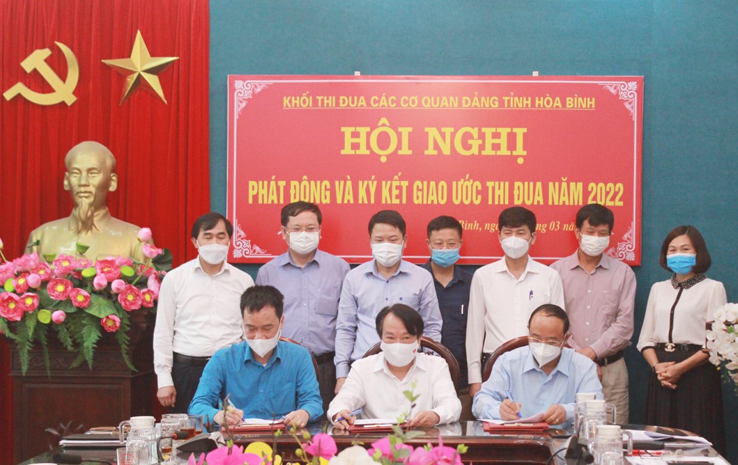 Đại diện lãnh đạo các cơ quan, đơn vị trong Khối thi đua các cơ quan Đảng tỉnh ký kết giao ước thi đua năm 2022. Đại diện lãnh đạo các cơ quan, đơn vị trong Khối thi đua các cơ quan Đảng tỉnh ký kết giao ước thi đua năm 2022.