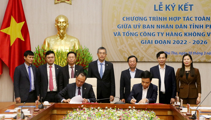 Chủ tịch UBND tỉnh Ph&amp;uacute; Thọ- B&amp;ugrave;i Văn Quang v&amp;agrave; c&amp;aacute;c đại biểu chứng kiến lễ k&amp;yacute; kết chương tr&amp;igrave;nh hợp t&amp;aacute;c to&amp;agrave;n diện giữa UBND tỉnh Ph&amp;uacute; Thọ với Tổng C&amp;ocirc;ng ty H&amp;agrave;ng kh&amp;ocirc;ng Việt Nam, giai đoạn 2022 - 2026