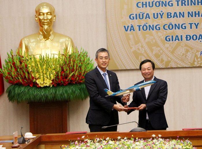 Chủ tịch Hội đồng Quản trị Tổng C&amp;ocirc;ng ty H&amp;agrave;ng kh&amp;ocirc;ng Việt Nam- Đặng Ngọc H&amp;ograve;a tặng m&amp;ocirc; h&amp;igrave;nh m&amp;aacute;y bay cho Chủ tịch UBND tỉnh Ph&amp;uacute; Thọ- B&amp;ugrave;i Văn Quang