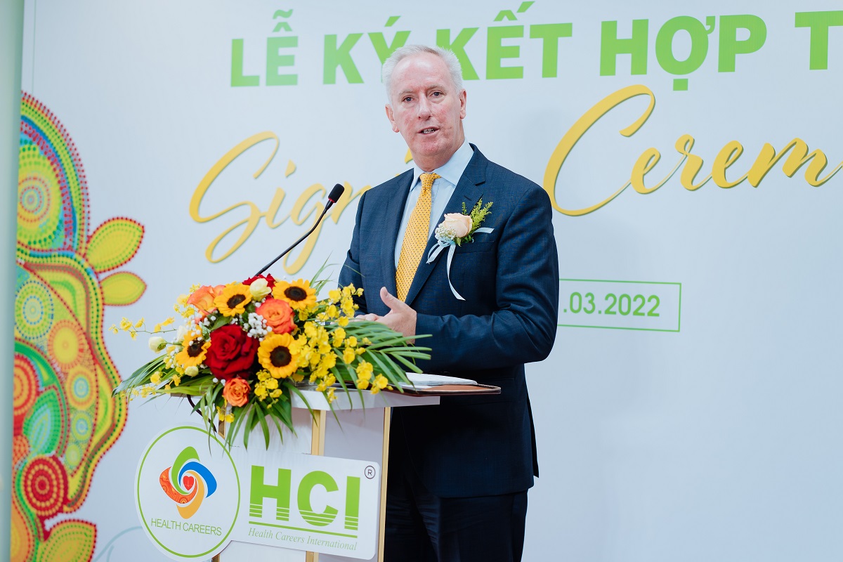 &amp;Ocirc;ng Simon Schweigert. Gi&amp;aacute;m đốc điều h&amp;agrave;nh HCI Vietnam