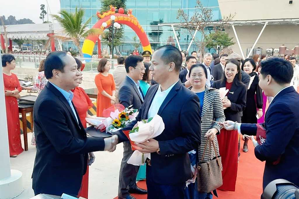 L&amp;atilde;nh đạo huyện V&amp;acirc;n Đồn tặng hoa ch&amp;uacute;c mừng những h&amp;agrave;nh kh&amp;aacute;ch đầu ti&amp;ecirc;n tại Cảng cao cấp Ao Ti&amp;ecirc;n. Ảnh: TTTT v&amp;agrave; VH huyện V&amp;acirc;n Đồn cung cấp